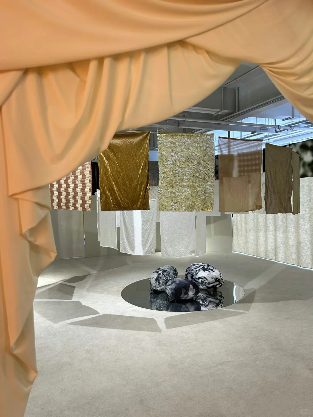 面料艺术化趋势｜谁说美术馆只能看展了?