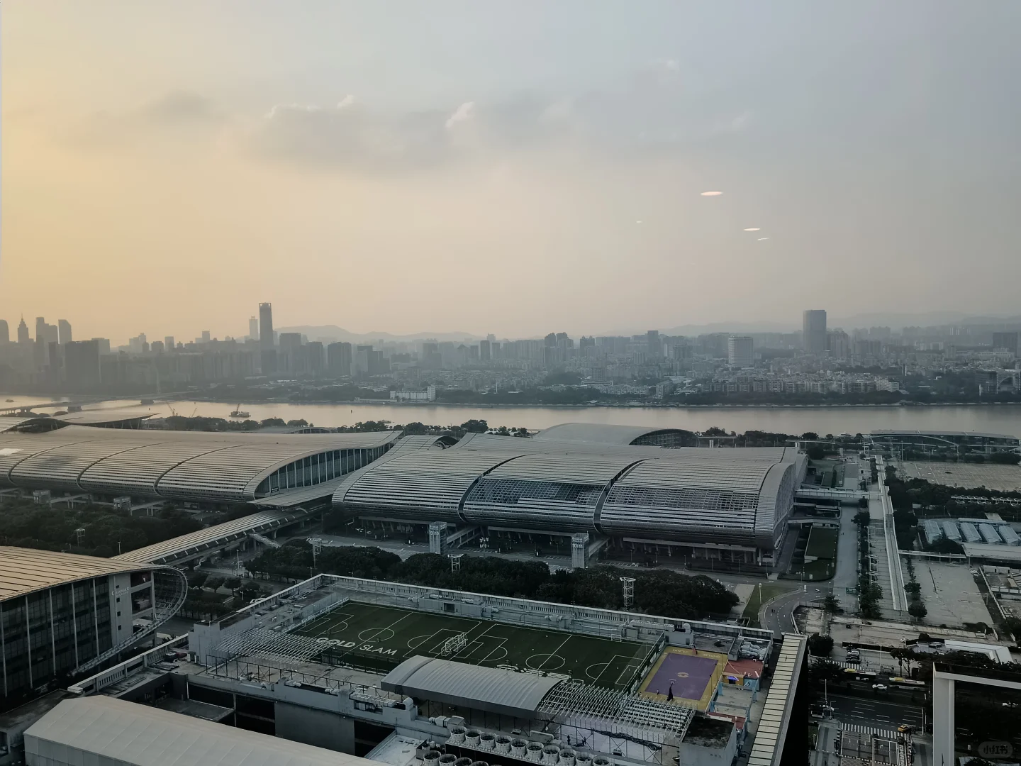 这展会，几乎都是同行抱团，客户老少了