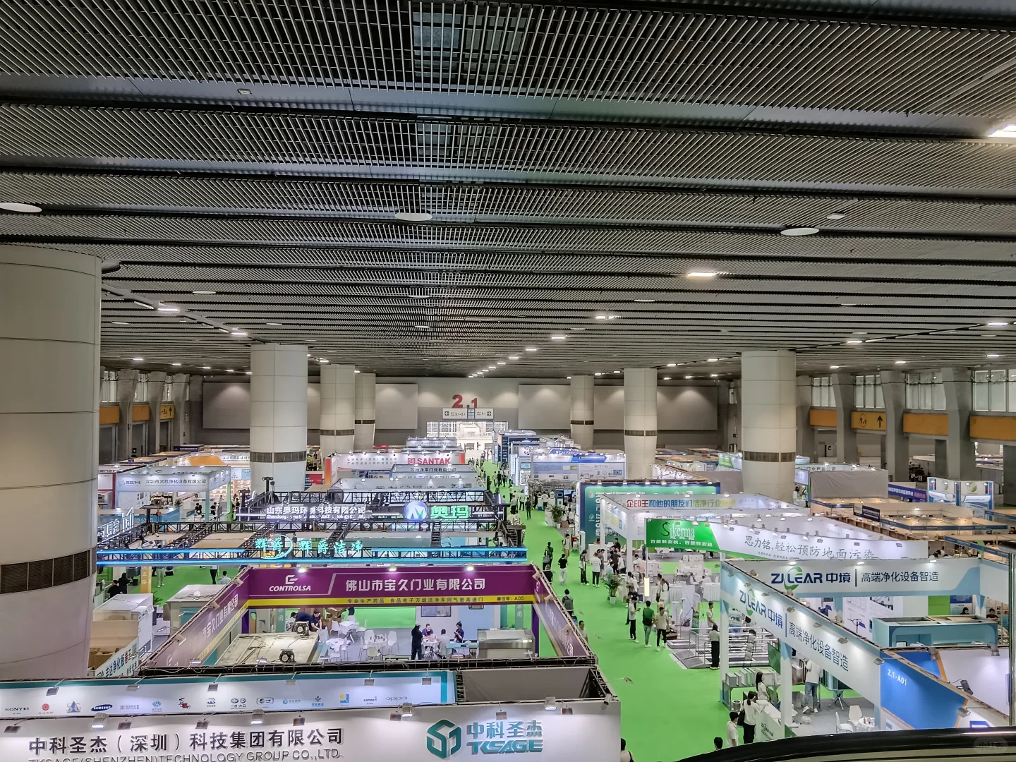 这展会，几乎都是同行抱团，客户老少了