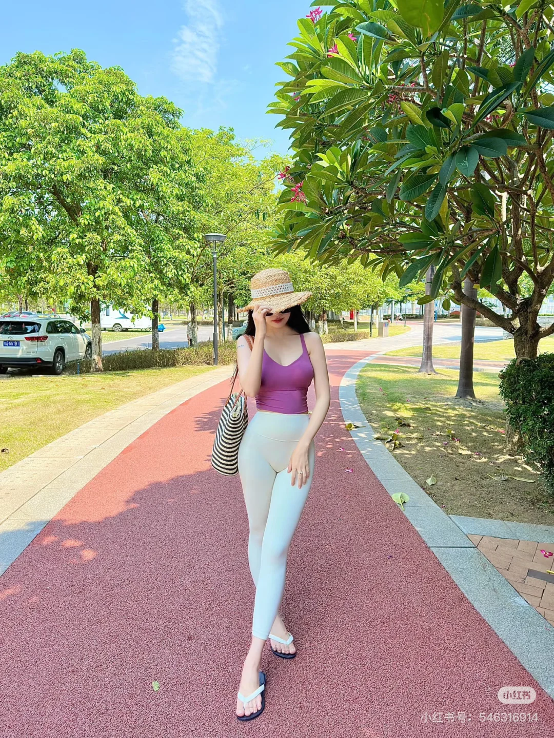 姐妹们，快把瑜伽服穿出去我，真的很好看呀