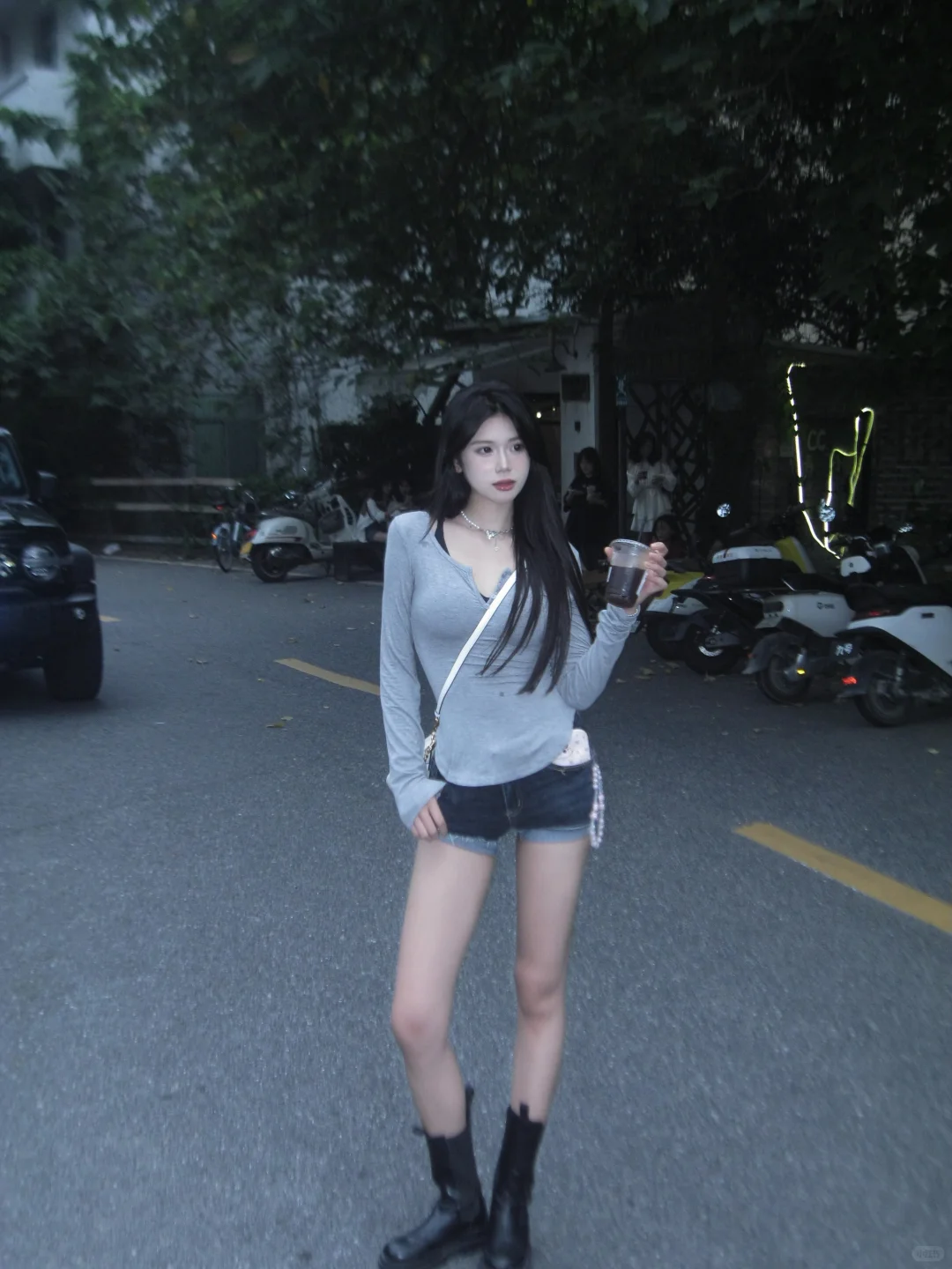 辣妹拍照姿势｜万能站姿随意日常巨还出片