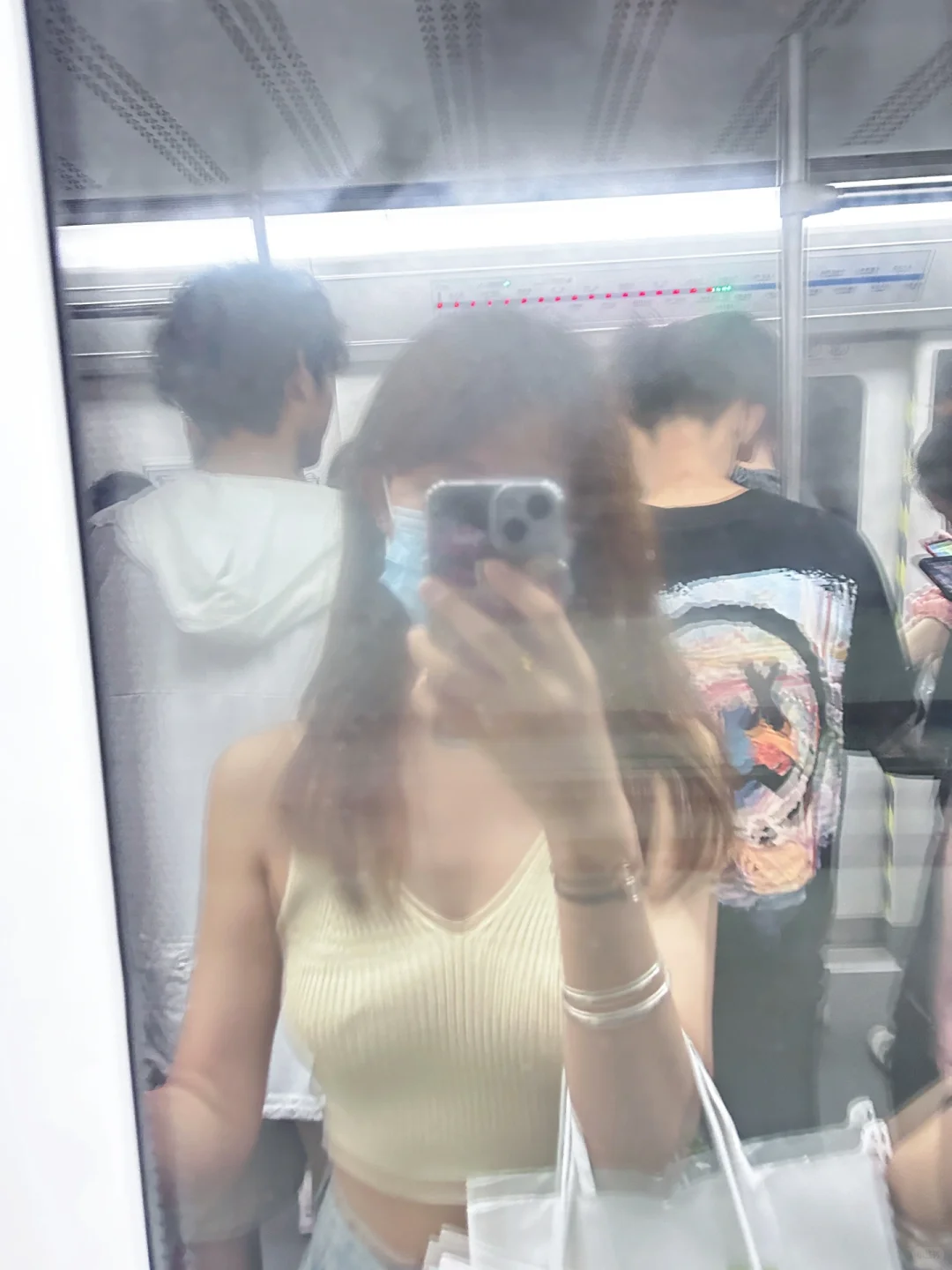 第一次单穿吊带出门，女孩子就是要自信