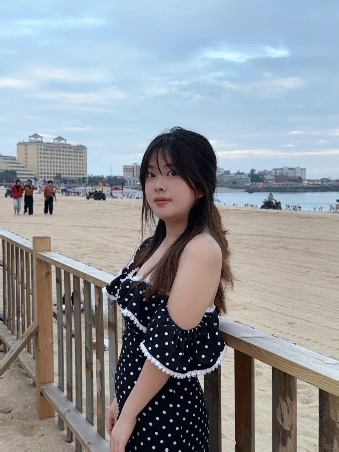 找到一件和海边适配感超强的韩系波点裙！