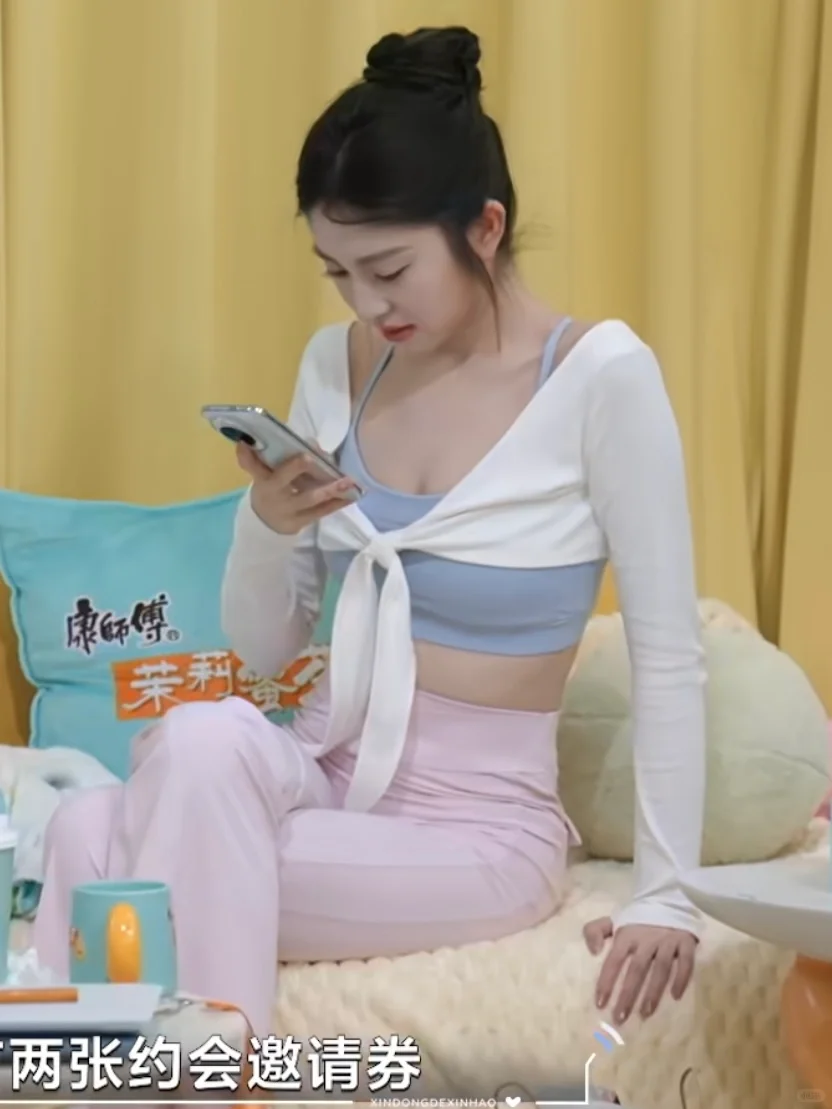 徐如蓝心动8花絮，穿瑜伽服蓝蓝性感又美腻！