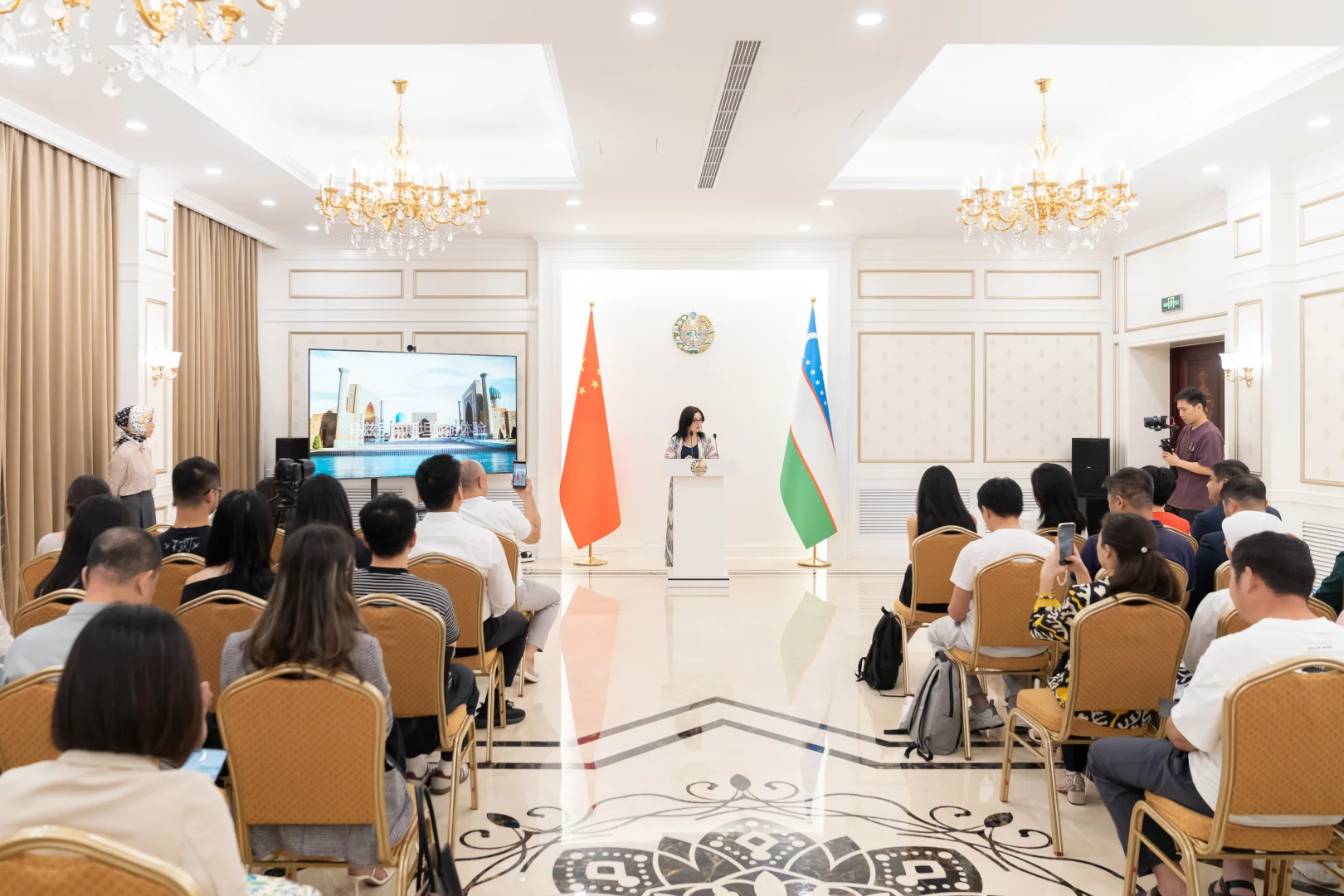 应邀出席乌兹别克斯坦民间实用艺术推介会