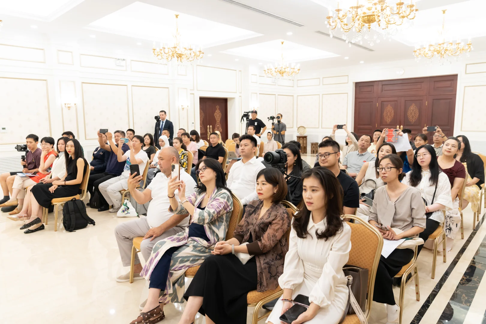 应邀出席乌兹别克斯坦民间实用艺术推介会