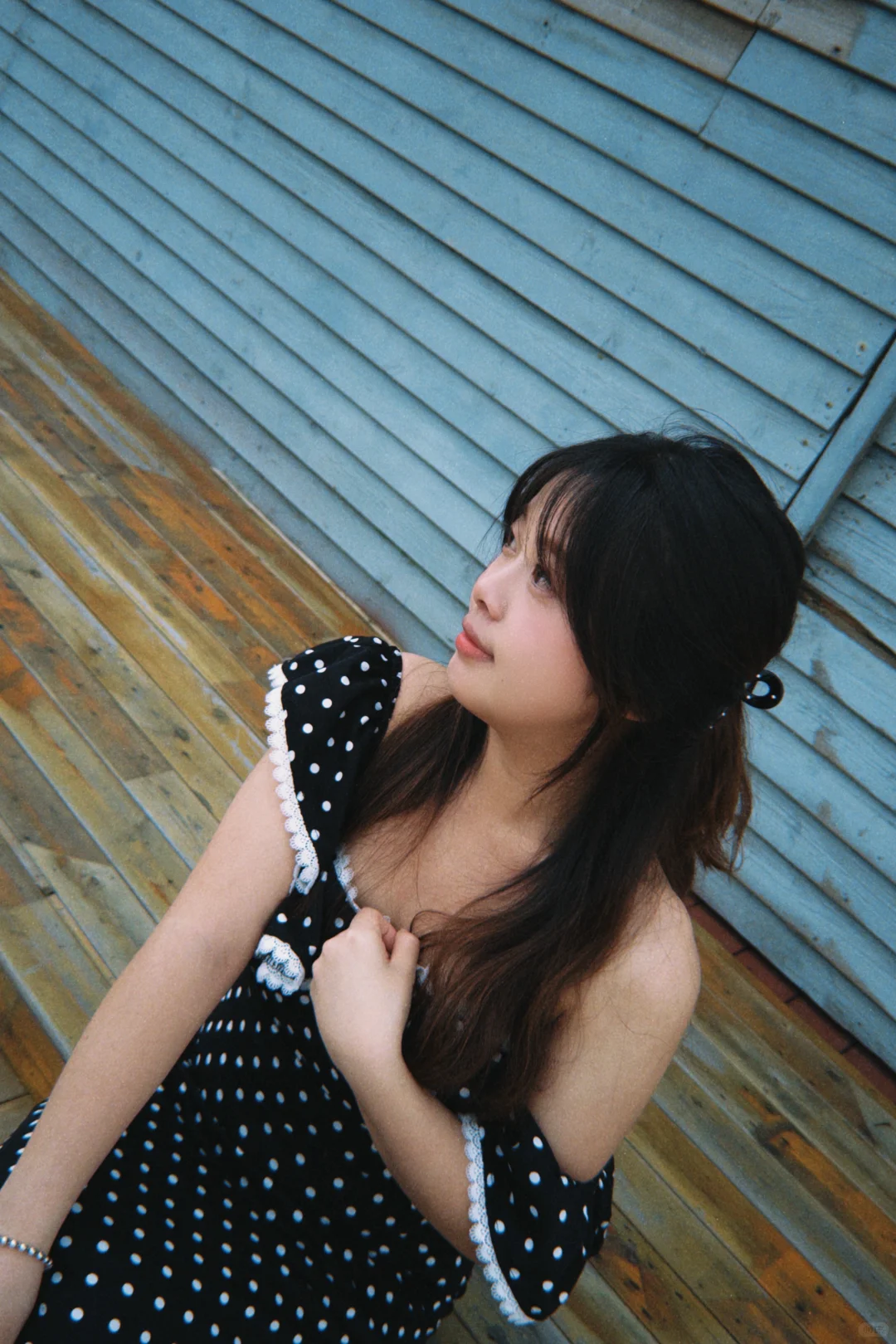 找到一件和海边适配感超强的韩系波点裙！