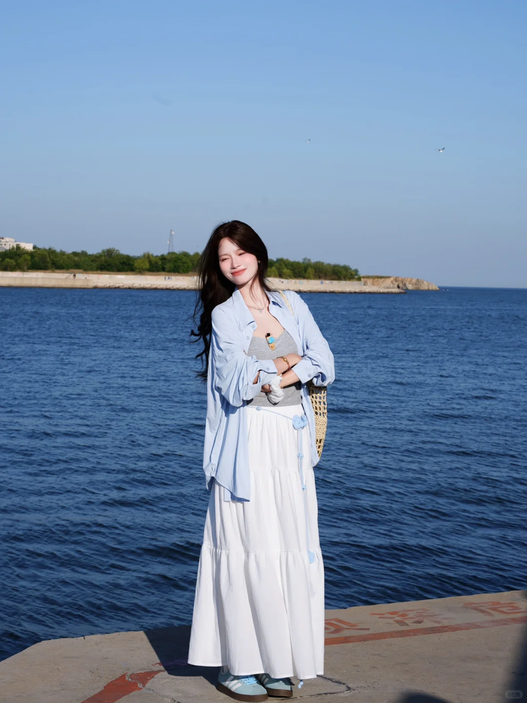 海边太适合蓝色衬衫啦? ?大连菱角湾穿搭