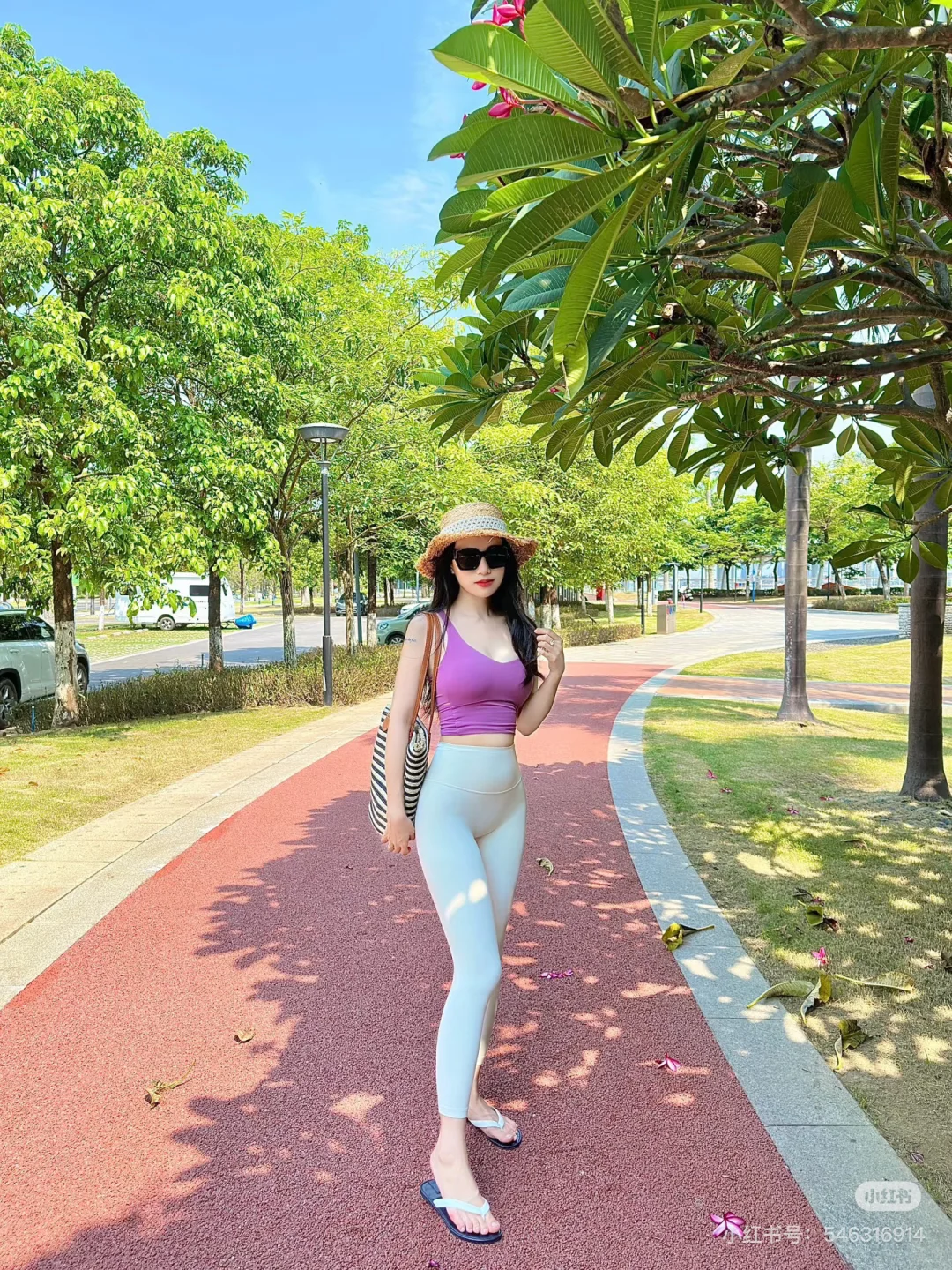 姐妹们，快把瑜伽服穿出去我，真的很好看呀