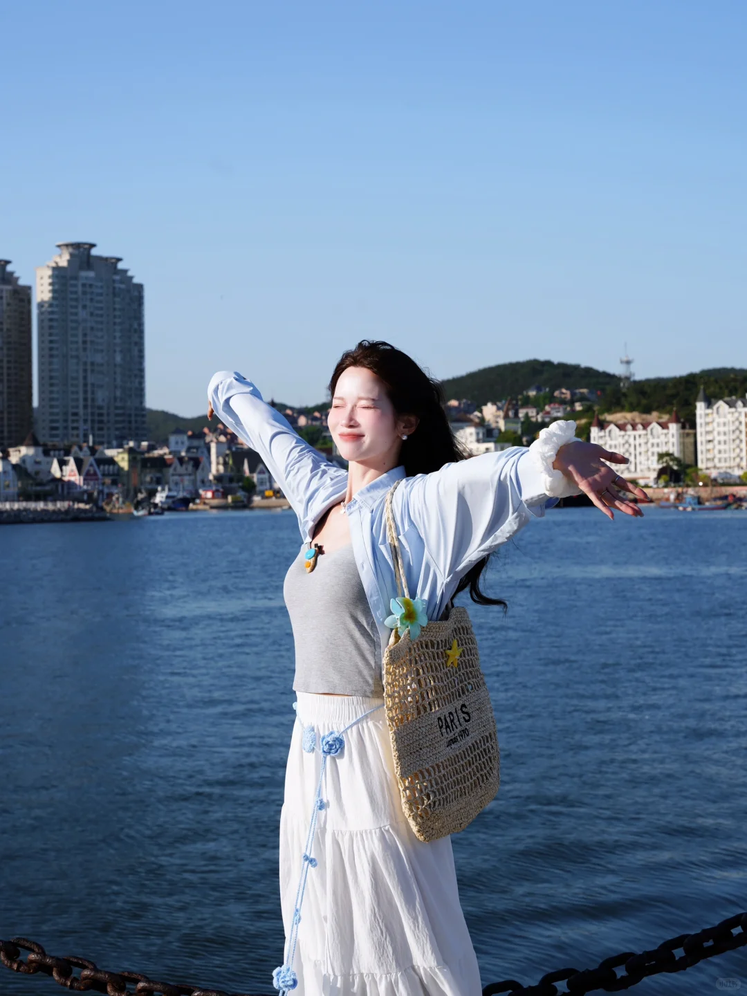 海边太适合蓝色衬衫啦? ?大连菱角湾穿搭