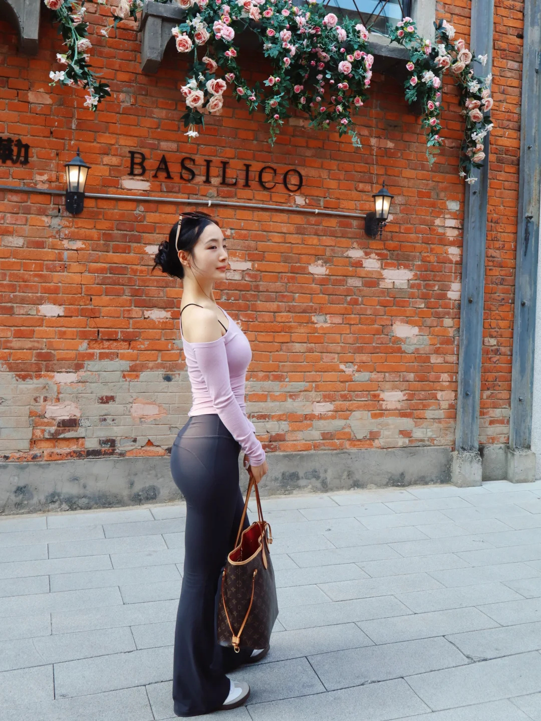 健身女City walk直接穿瑜伽服出门了