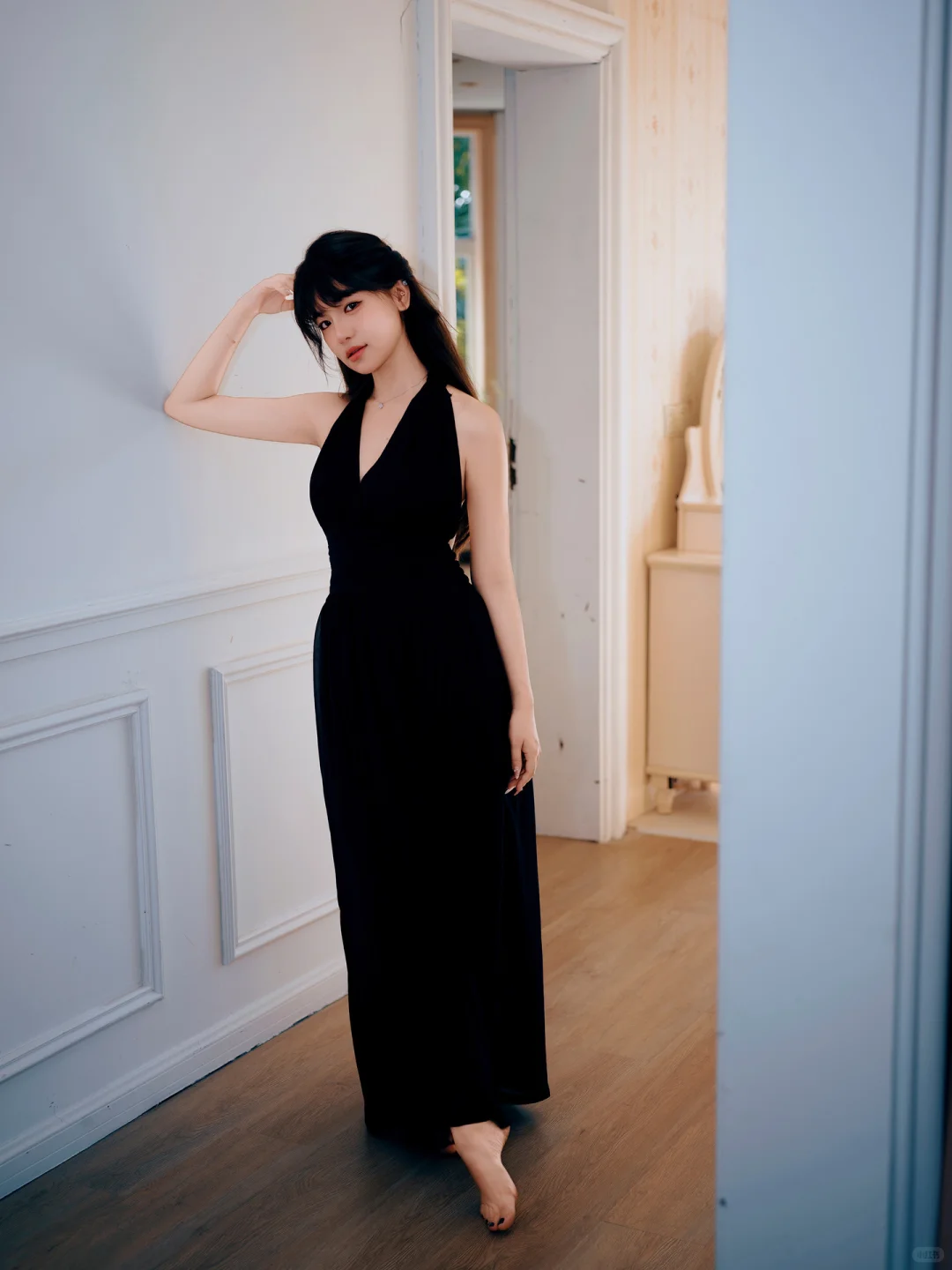 挂脖黑裙子，妩媚性感迷人|复古氛围感写真