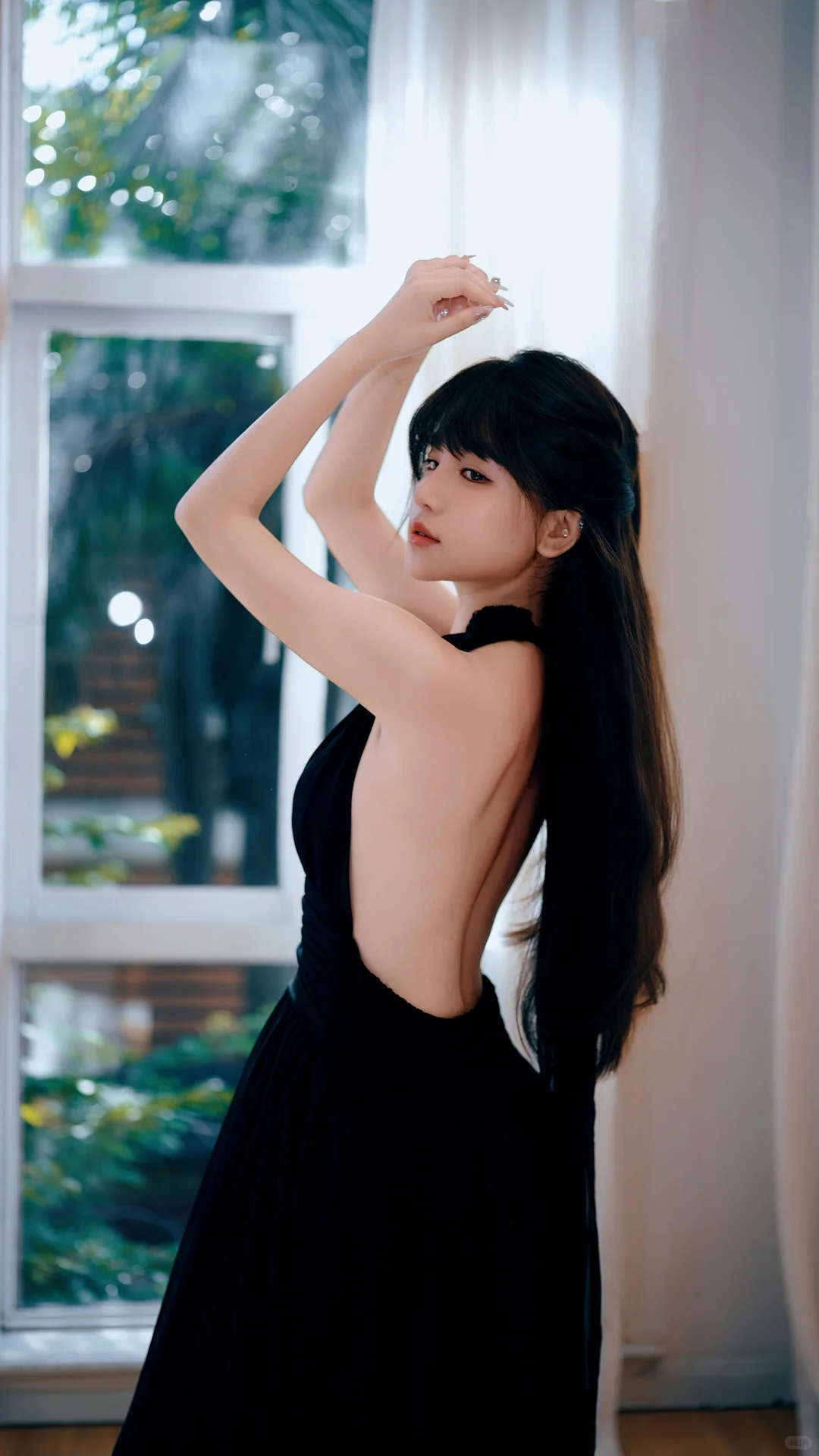 挂脖黑裙子，妩媚性感迷人|复古氛围感写真