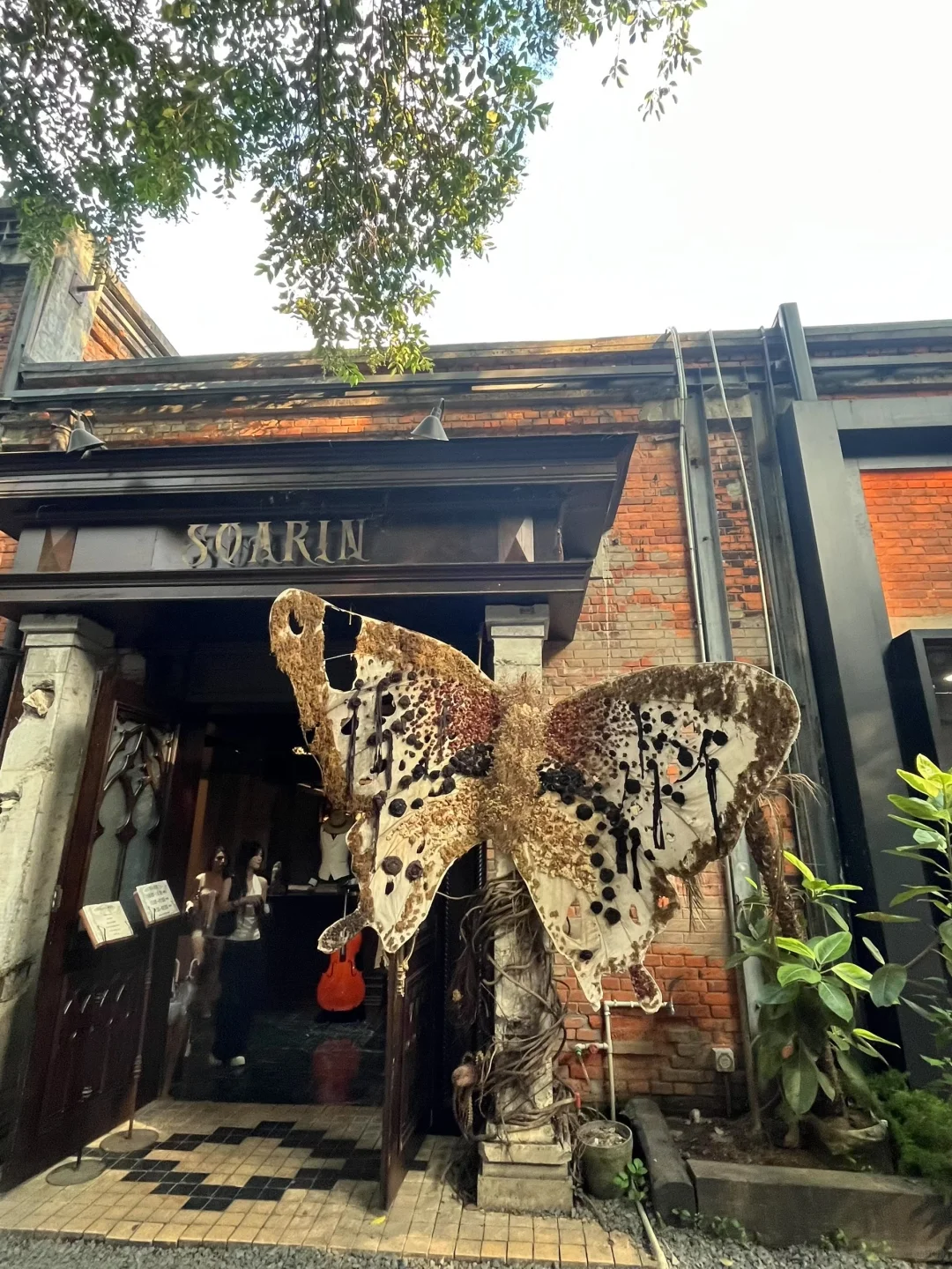 健身女City walk直接穿瑜伽服出门了