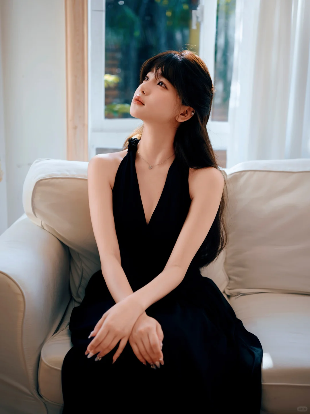 挂脖黑裙子，妩媚性感迷人|复古氛围感写真