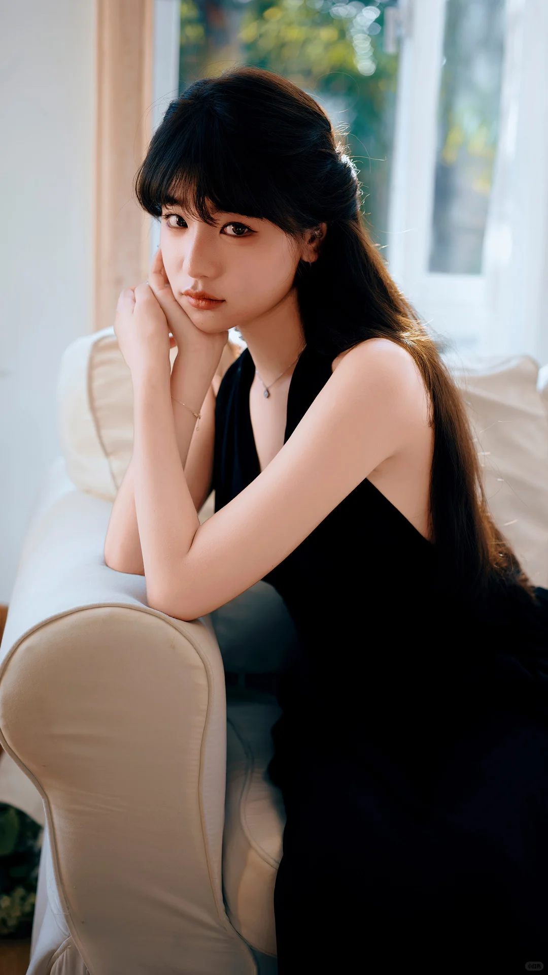 挂脖黑裙子，妩媚性感迷人|复古氛围感写真