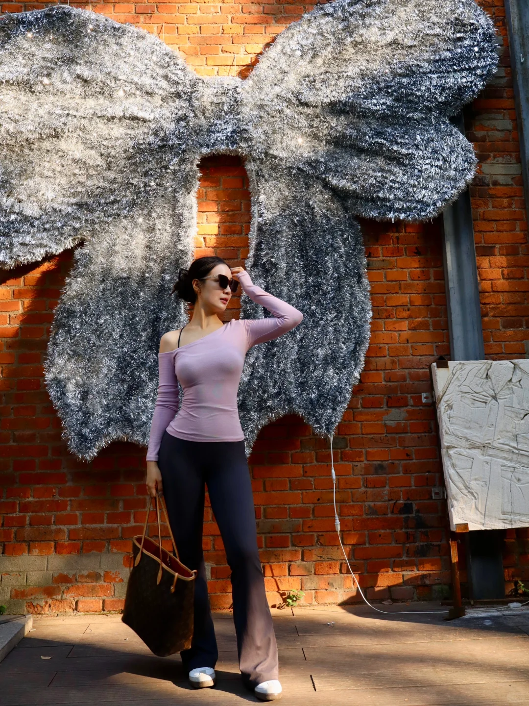 健身女City walk直接穿瑜伽服出门了