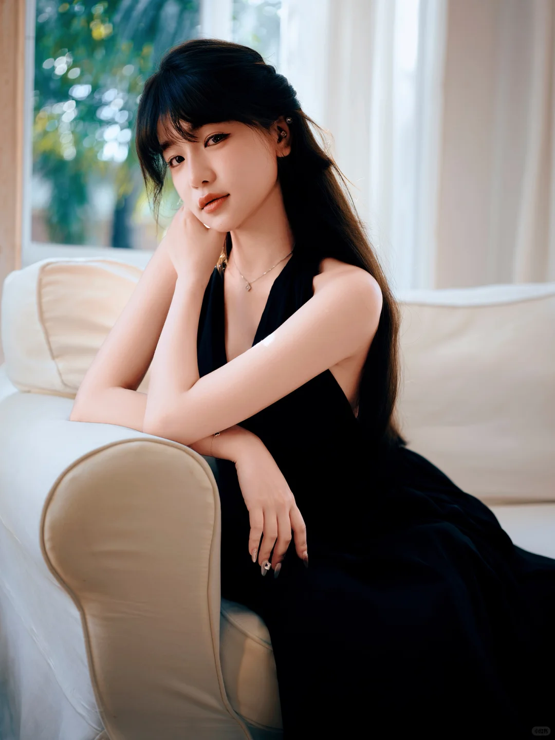 挂脖黑裙子，妩媚性感迷人|复古氛围感写真