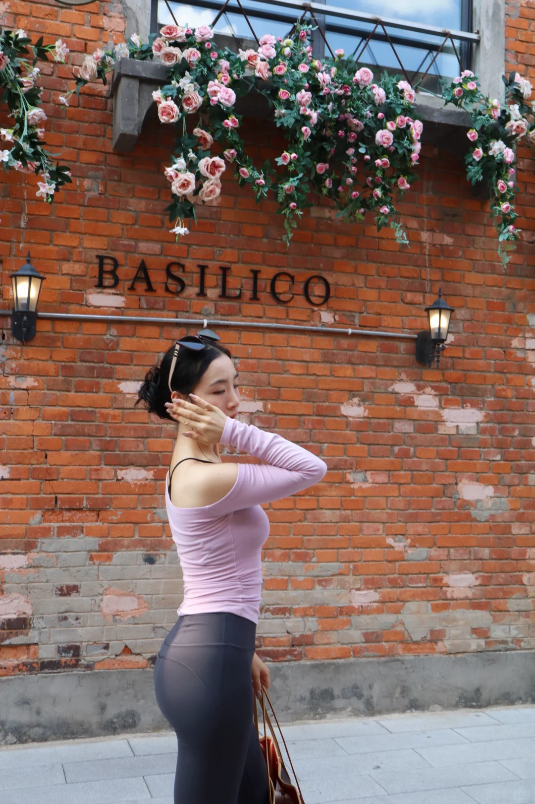 健身女City walk直接穿瑜伽服出门了