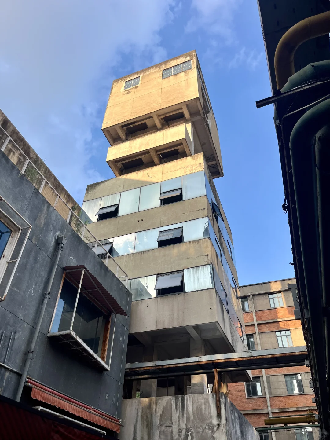 健身女City walk直接穿瑜伽服出门了