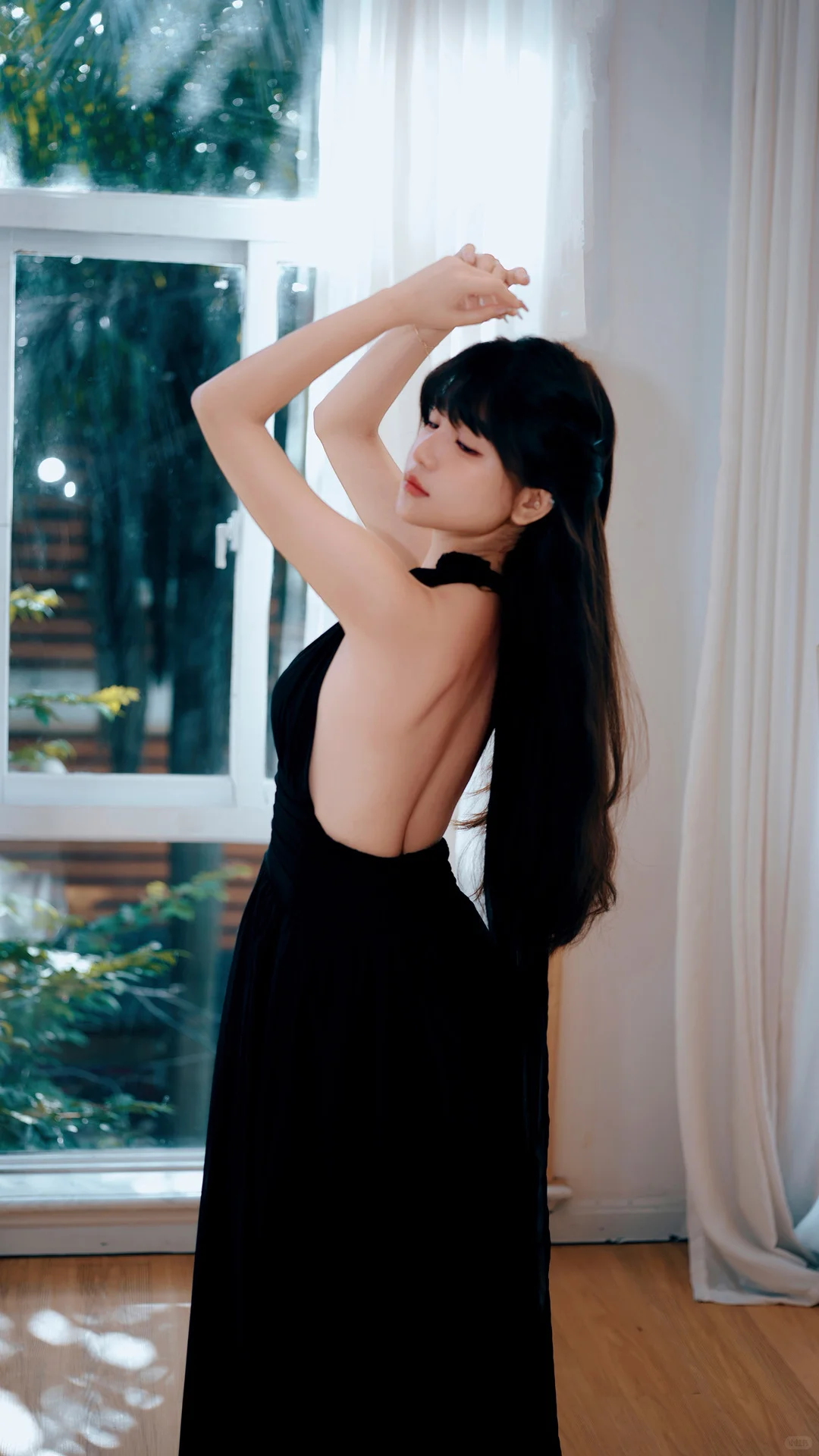 挂脖黑裙子，妩媚性感迷人|复古氛围感写真