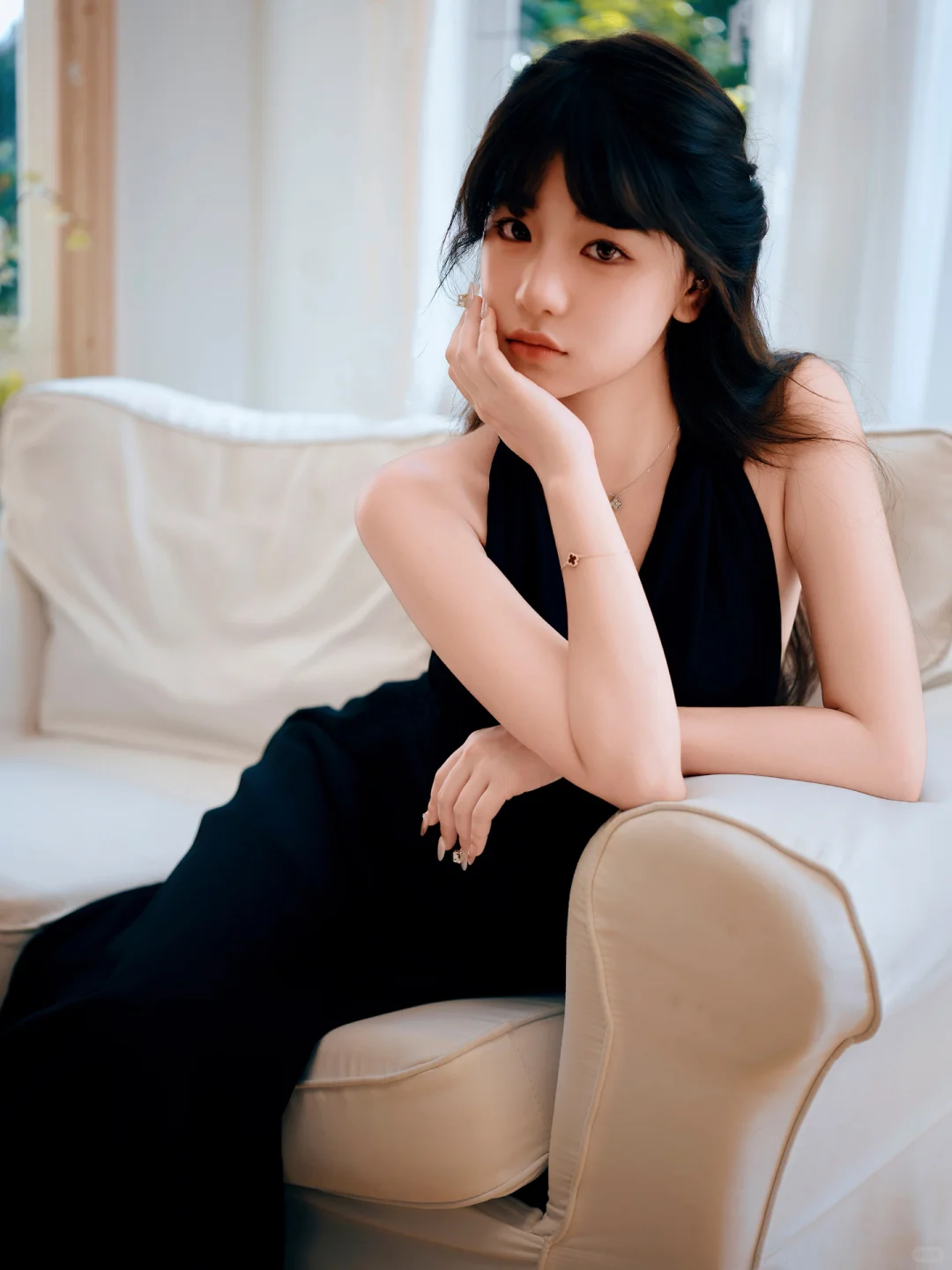 挂脖黑裙子，妩媚性感迷人|复古氛围感写真