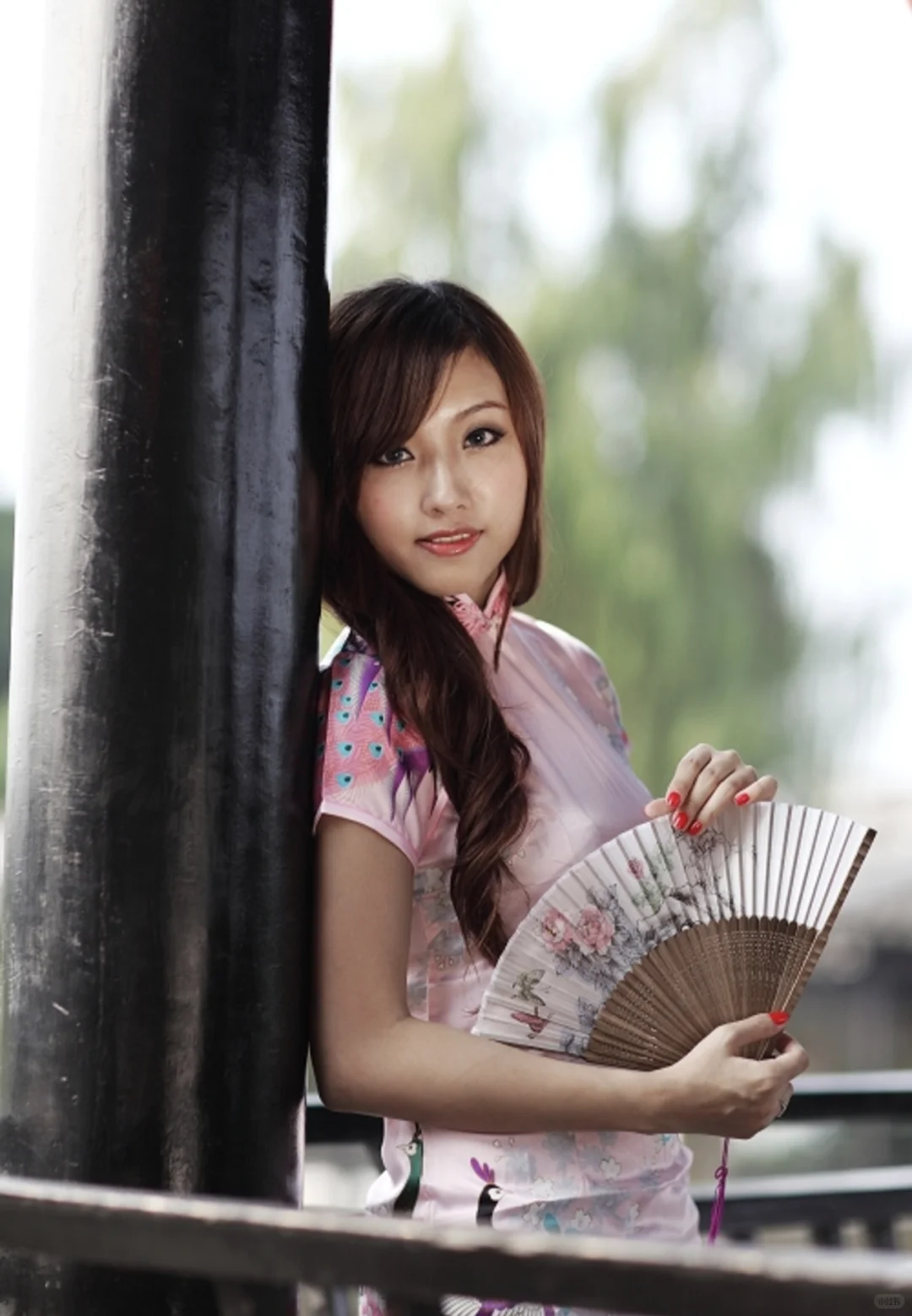 长发玉女粉褀袍，红唇朱指挺润翘！