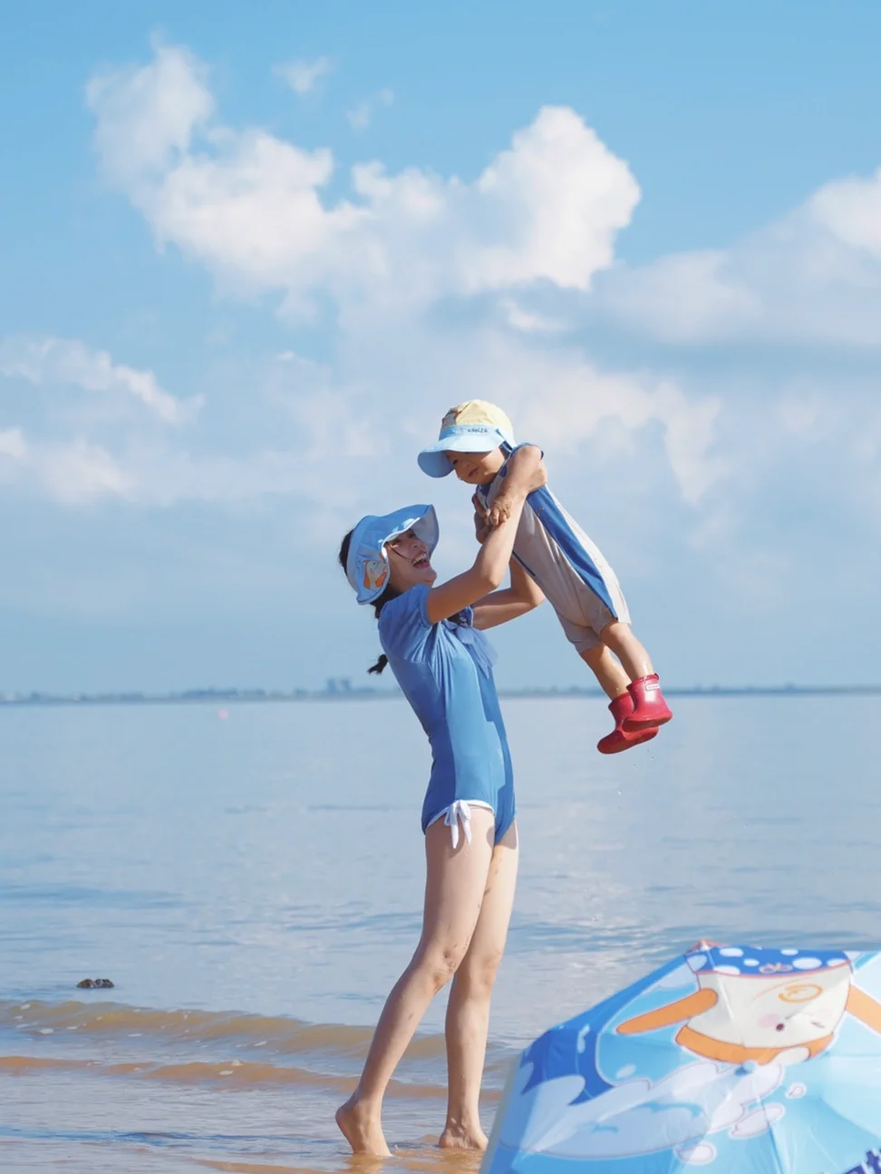 带娃去海边，亲子照这么拍自由感满满|附教程