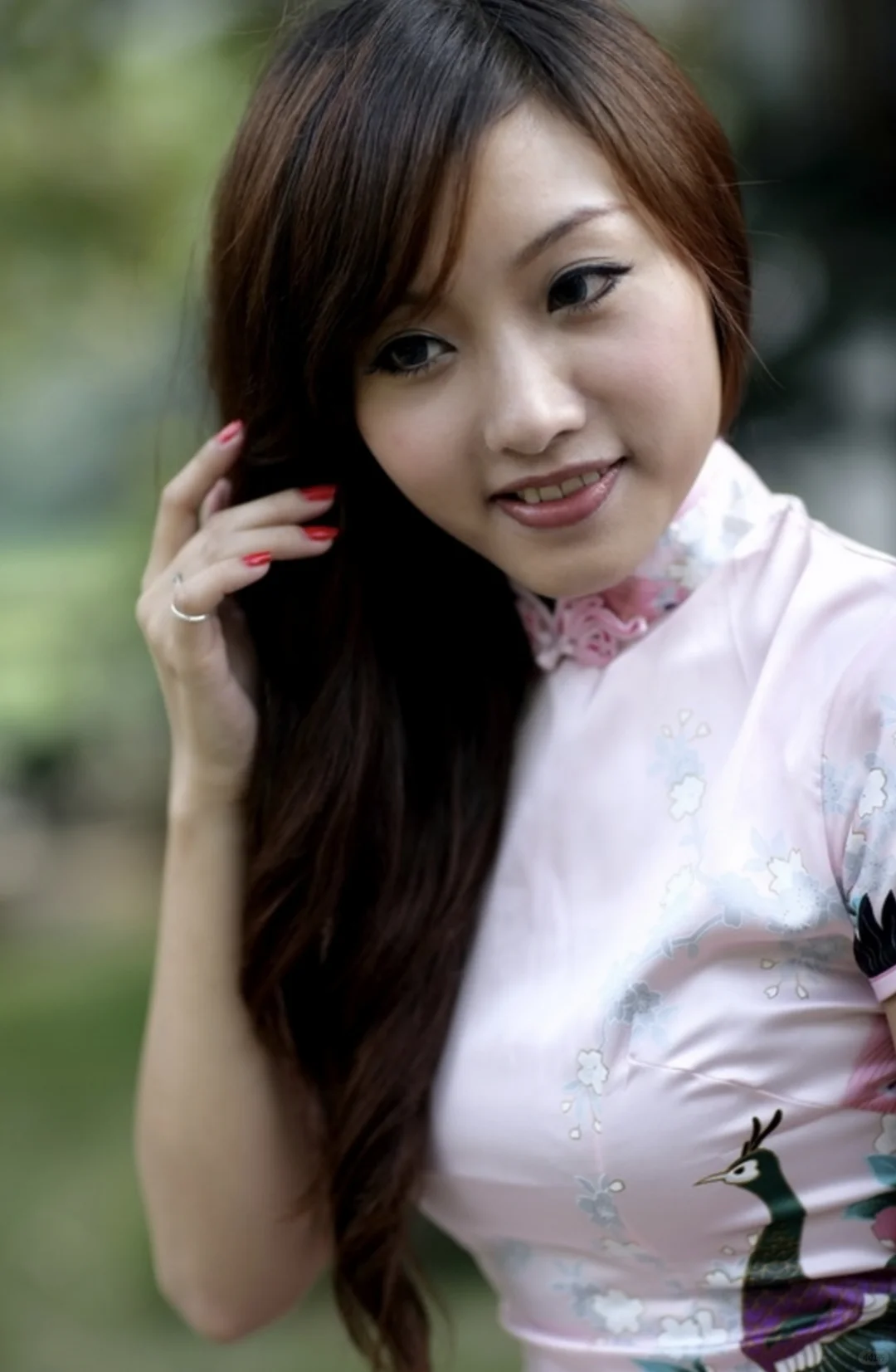 长发玉女粉褀袍，红唇朱指挺润翘！