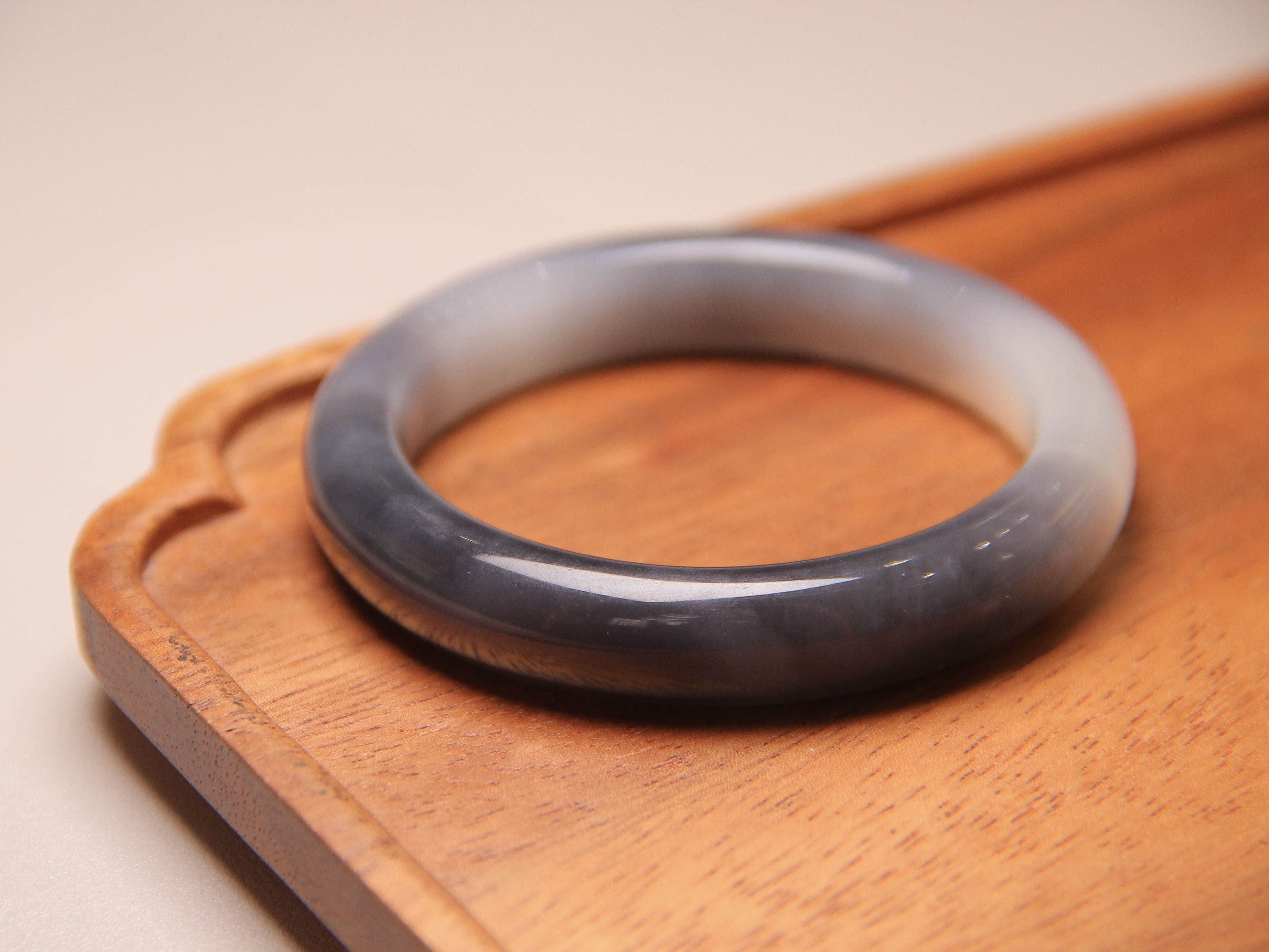 青烟缥缈，妩媚动人！和田玉里的“冷美人”