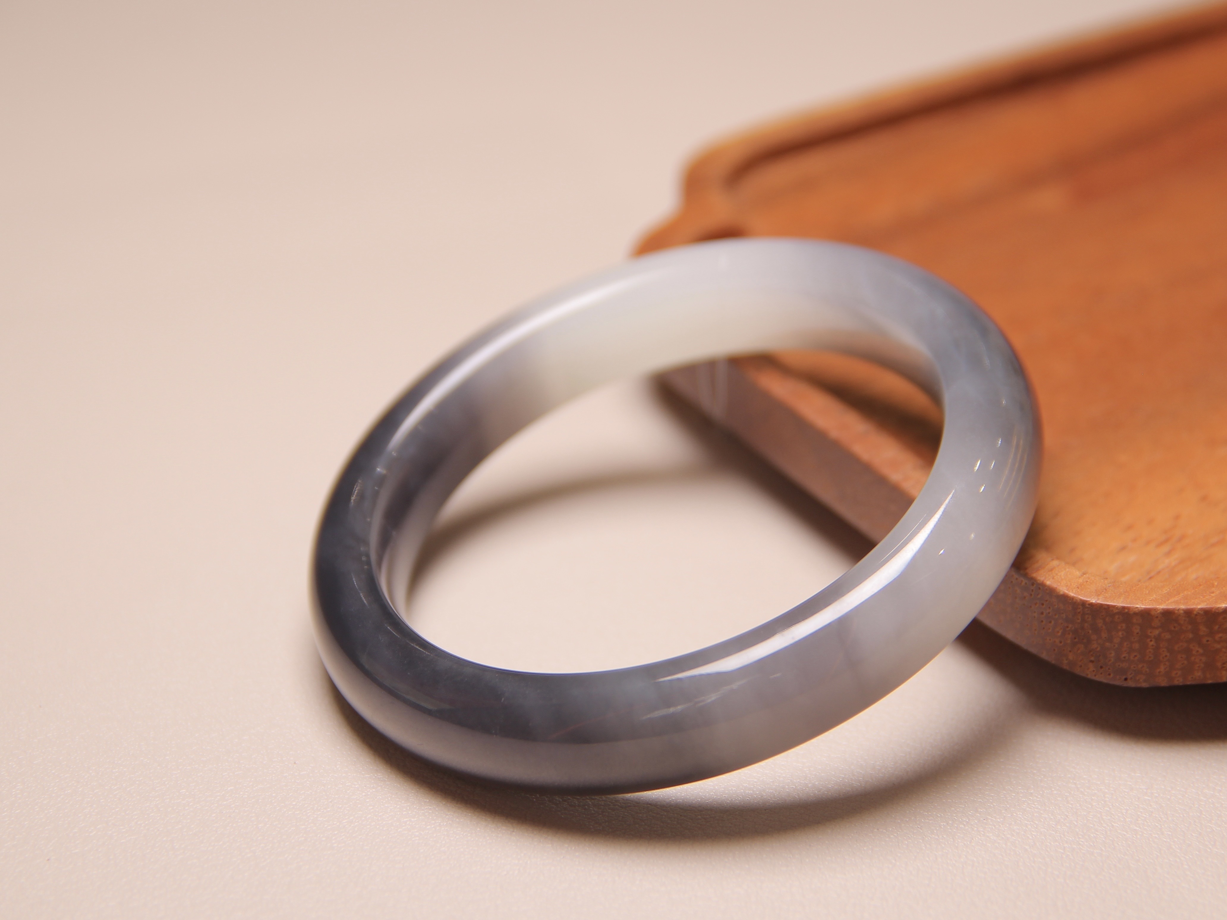 青烟缥缈，妩媚动人！和田玉里的“冷美人”