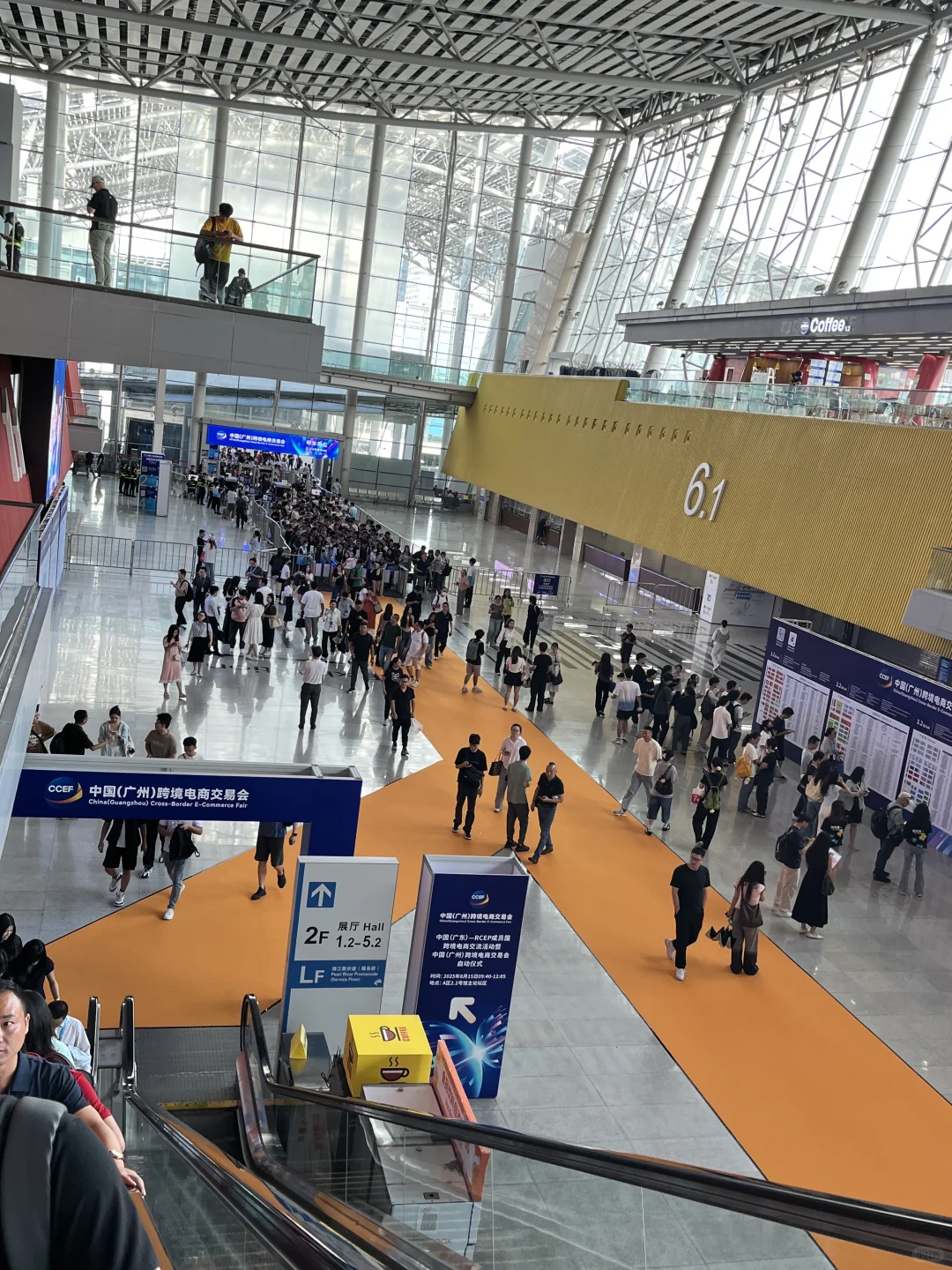 大三英专生“混进”广交会现场