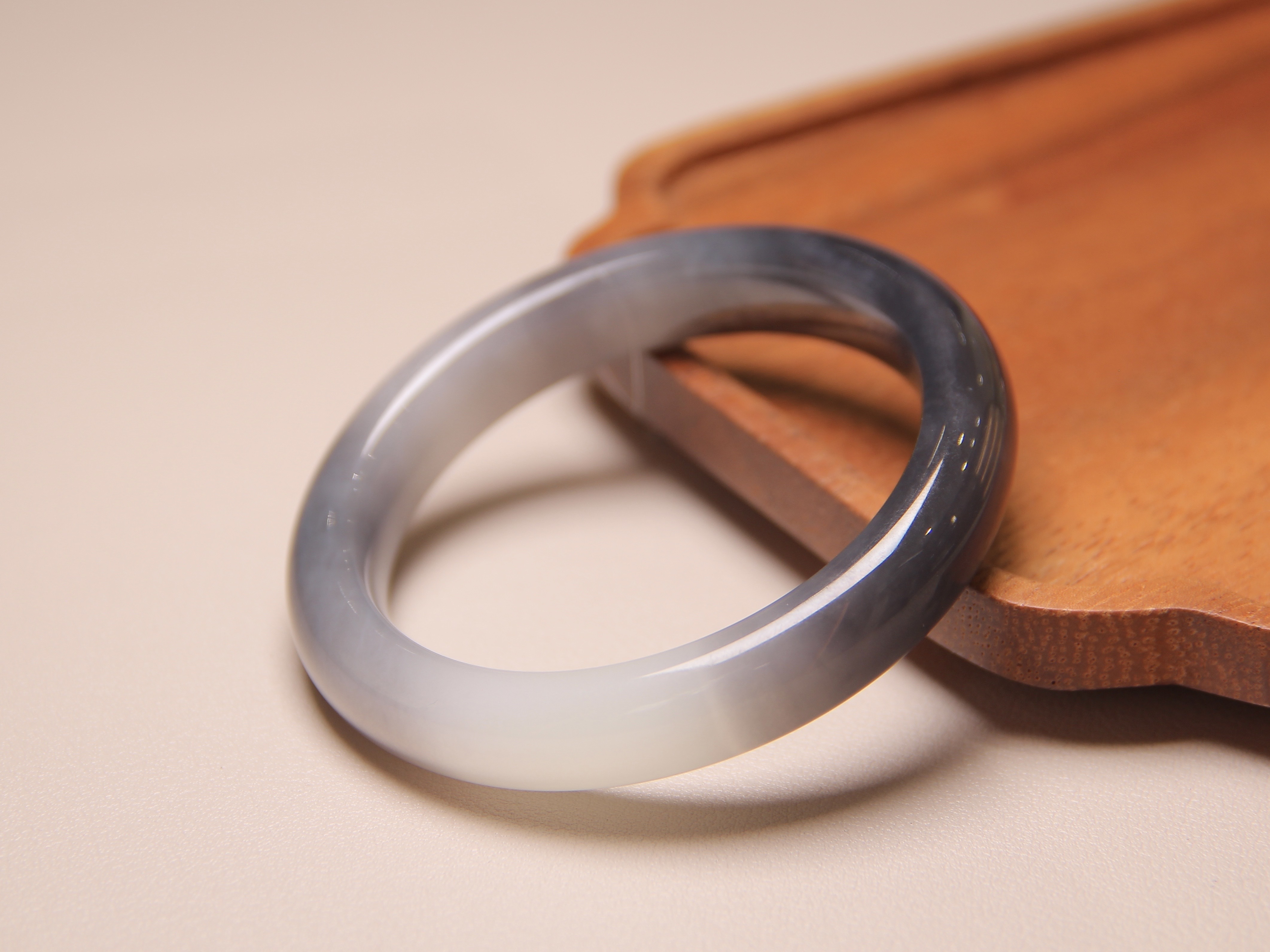 青烟缥缈，妩媚动人！和田玉里的“冷美人”