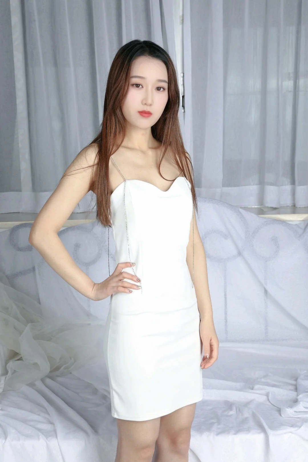 暴龙兽假装出很文静很温柔的样子