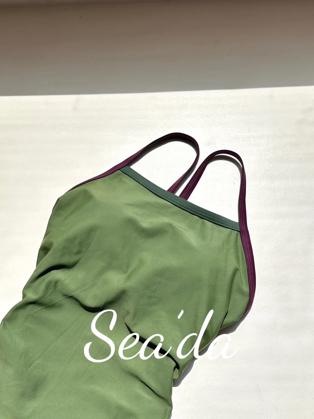 怎么会有这么显白小众又高级的泳衣！??