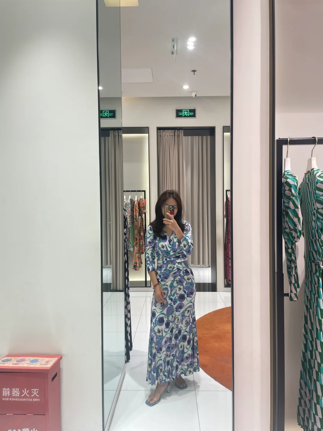 熟女的尽头是dvf吗/友友们帮忙选下呢