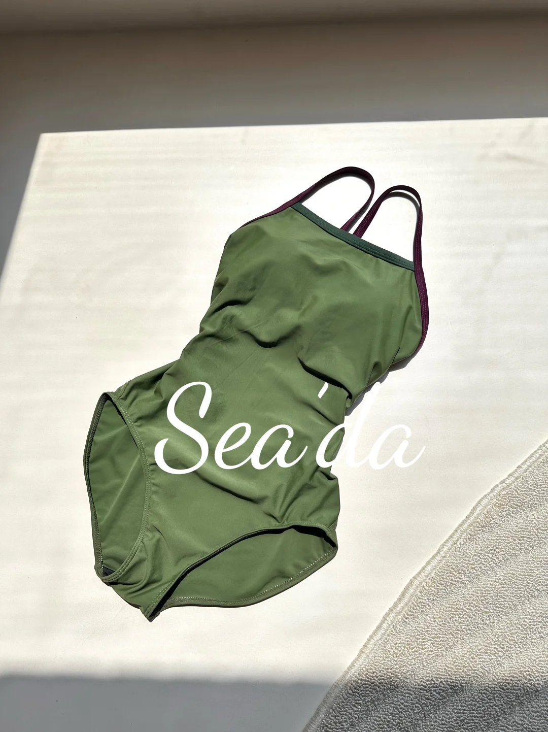 怎么会有这么显白小众又高级的泳衣！??