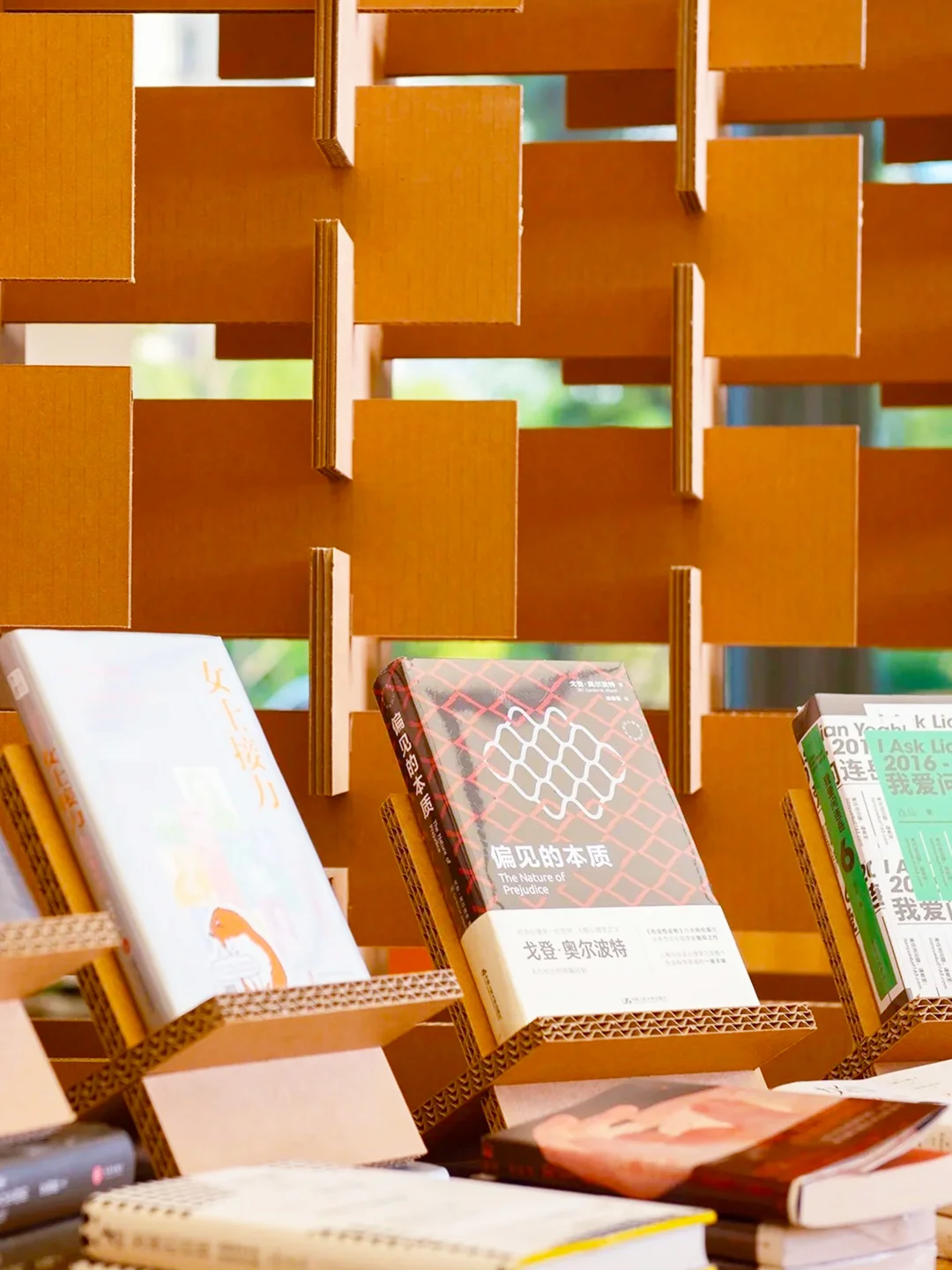 100种可能！网红瓦楞纸书展