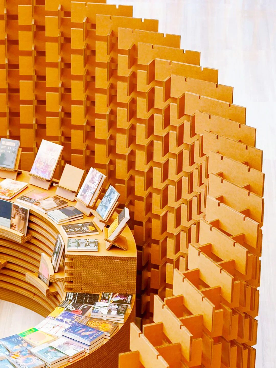 100种可能！网红瓦楞纸书展