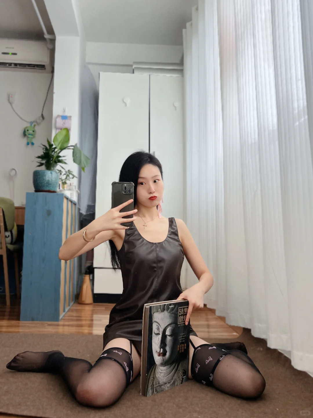 鳄鱼纹迷你连衣裙 甜酷辣妹标配?