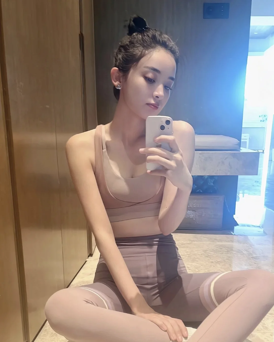 古力娜扎瑜伽裤，身材紧致有型，太美了