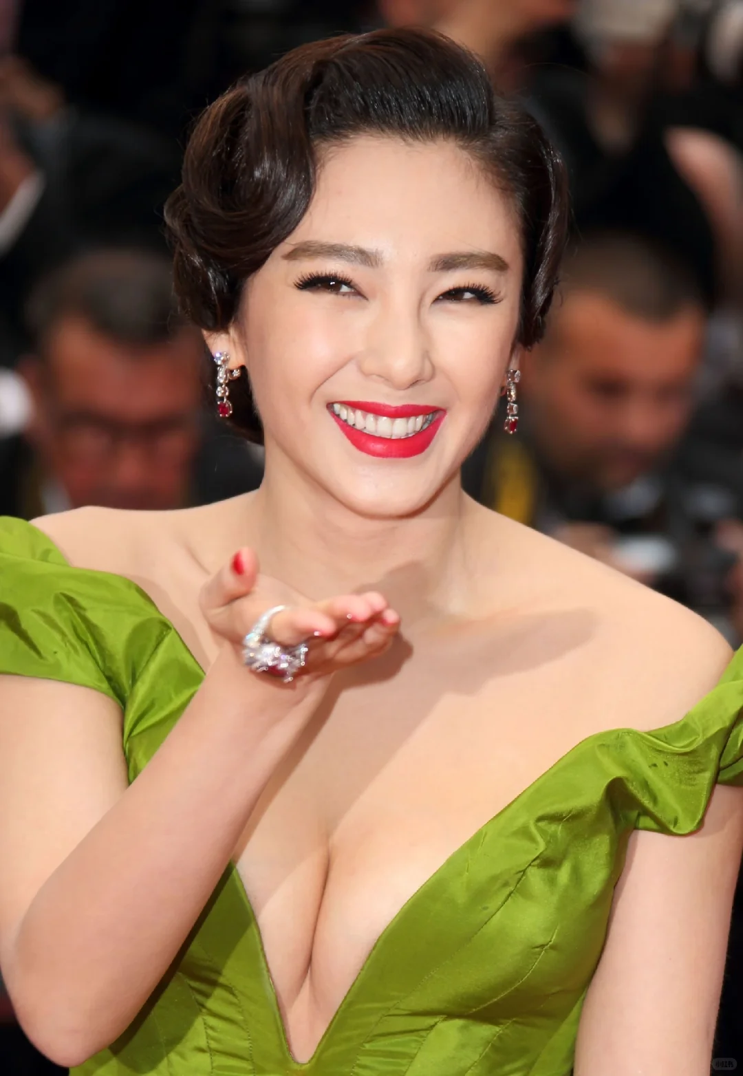 张雨绮红毯未修原图～