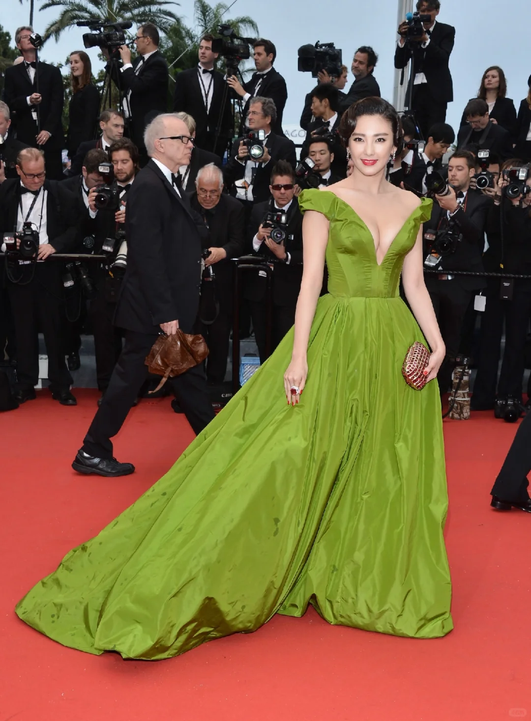 张雨绮红毯未修原图～