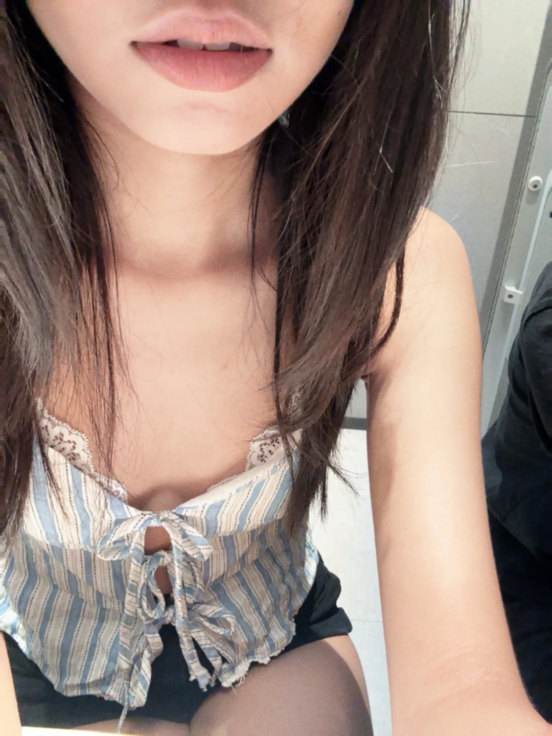 说实话。穿这衣服出门感觉像裸着