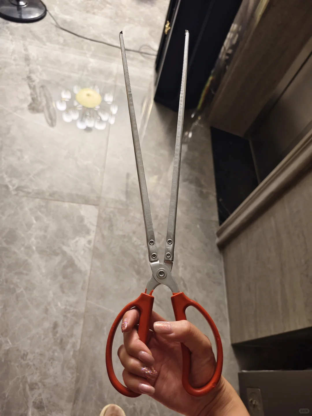 妙龄少妇深夜翻垃圾桶究竟为何