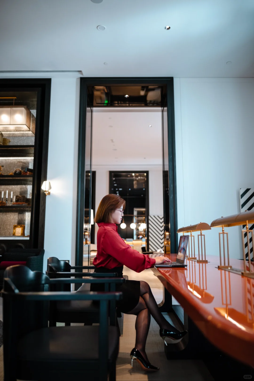 ??从律師到絲襪博主——我的延迟叛逆