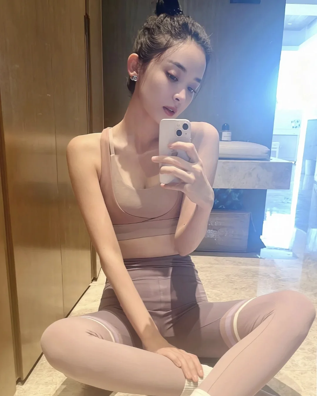 古力娜扎瑜伽裤，身材紧致有型，太美了