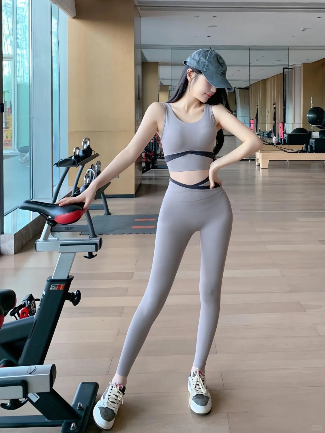 穿灰色瑜伽裤的女孩