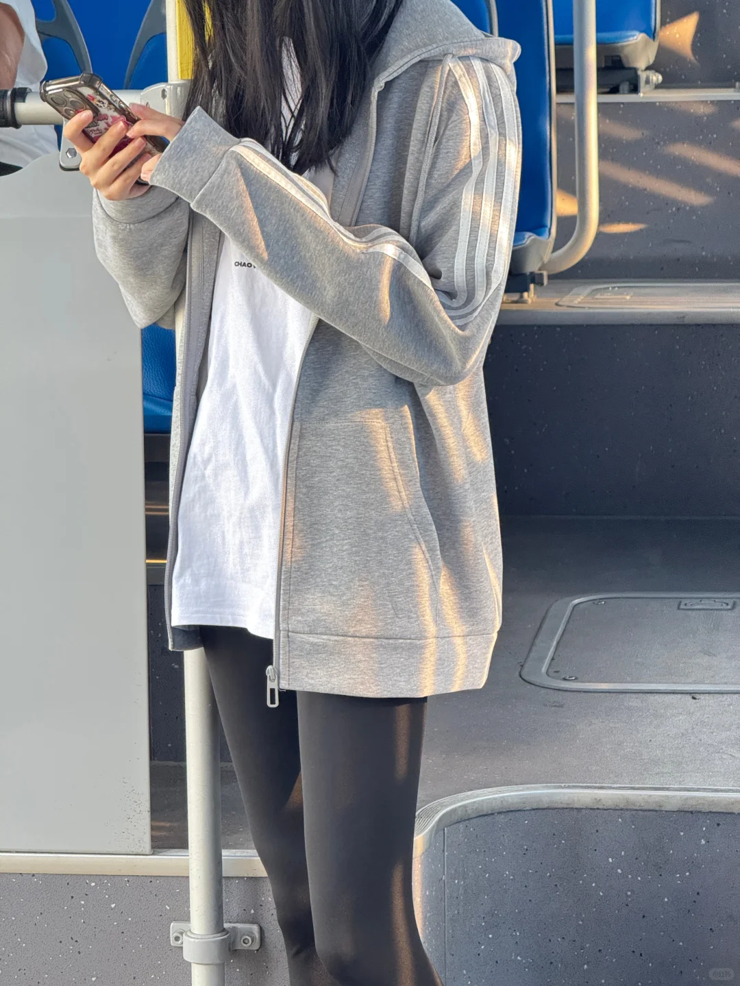 瞬间觉得鲨鱼裤外穿的女生有点。。