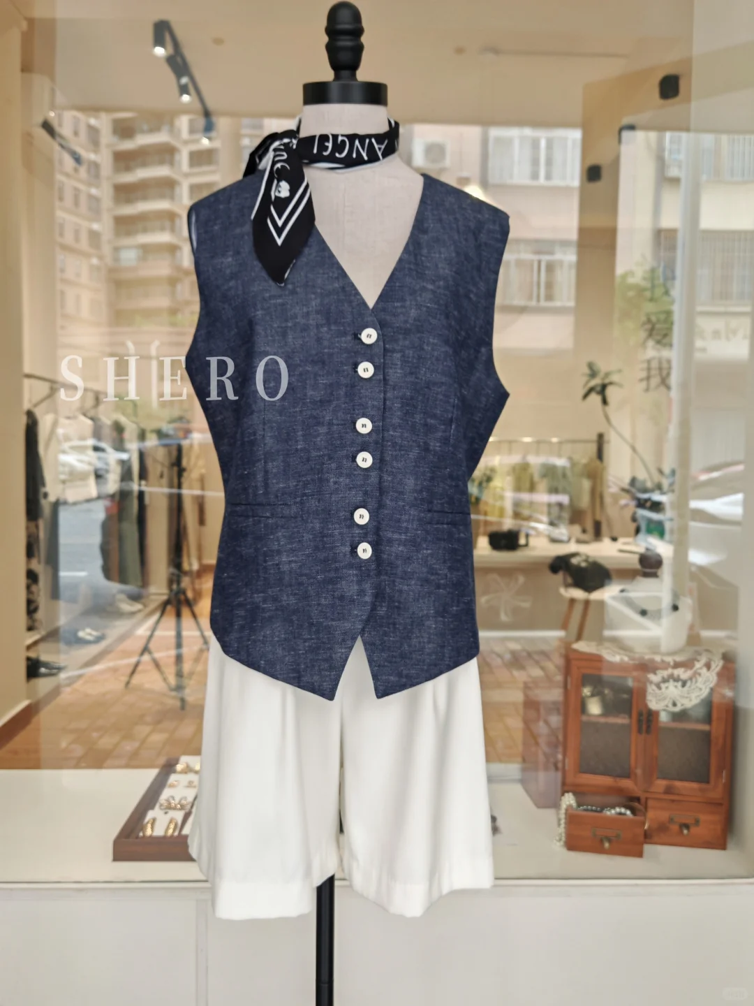 请大家珍惜好这个夏末的穿衣自由